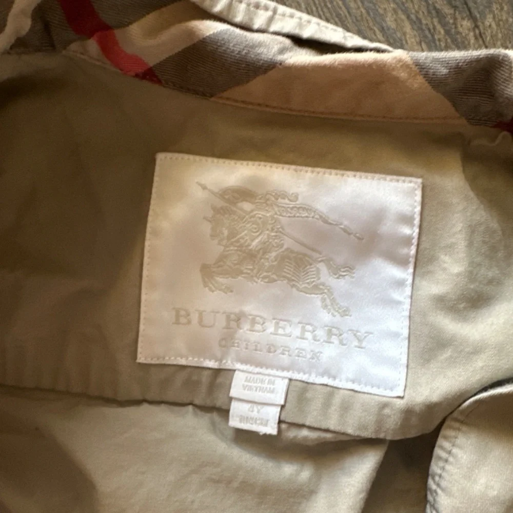 Burberry - Picture 2 of 2